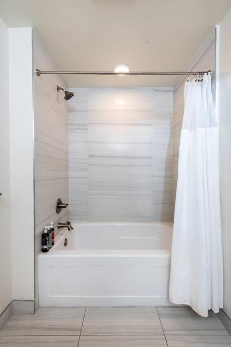 Luxurious Penthouse In Beverly Hills - Sleeps 10 洛杉矶 外观 照片